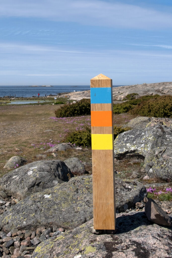 Stolpe med flera stigmarkeringar. Foto.