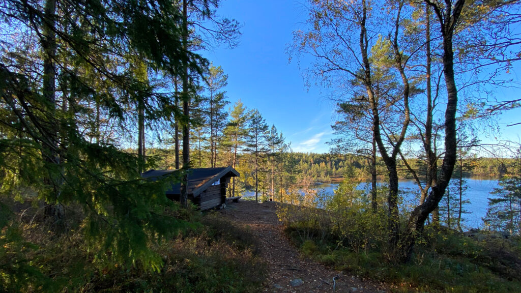 Vindskydd med sjöutsikt.