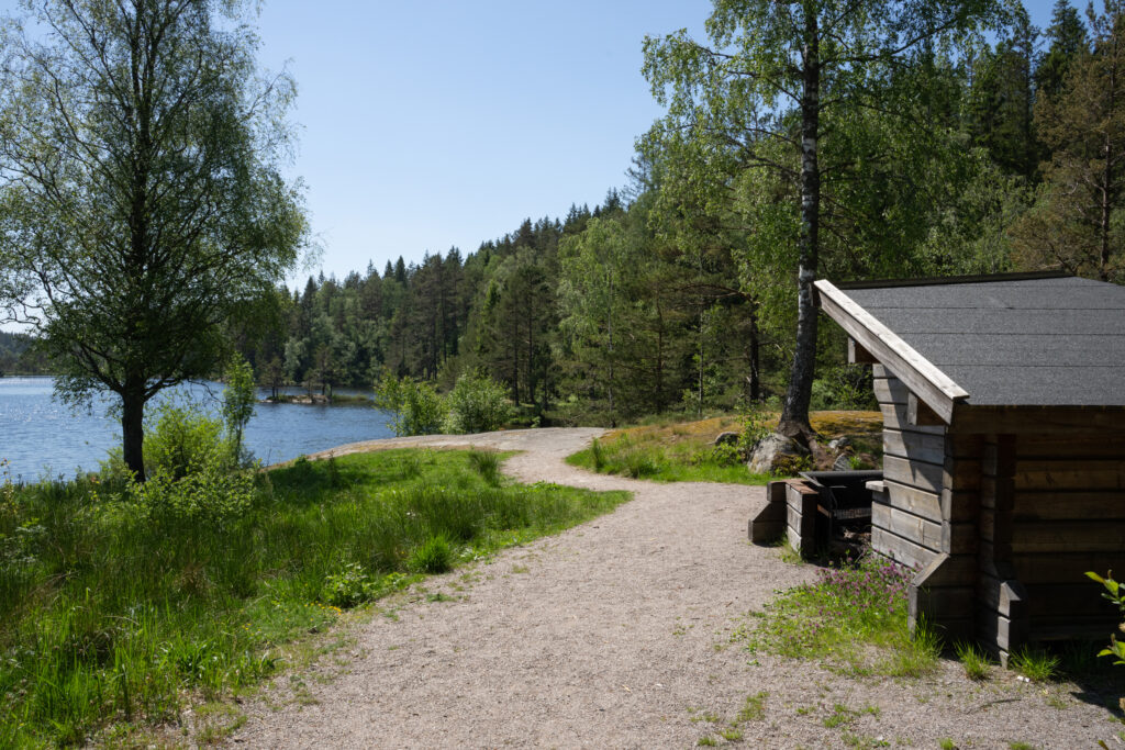 Rastvindskydd och utsikt mot sjö. Foto.