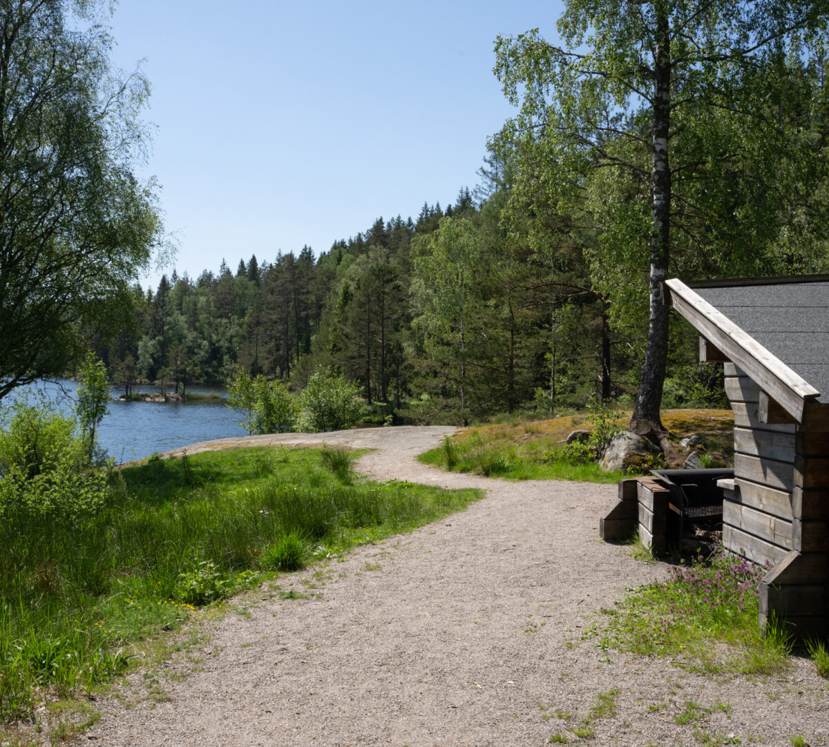 Rastvindskydd och utsikt mot sjö. Foto.