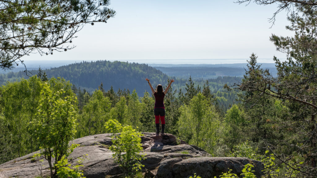 Person vid utsikten på Baljåsens topp. Foto.