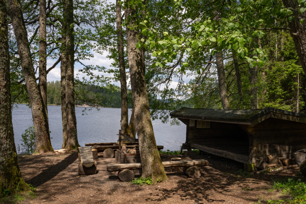 Vindskydd vid sjö. Foto.