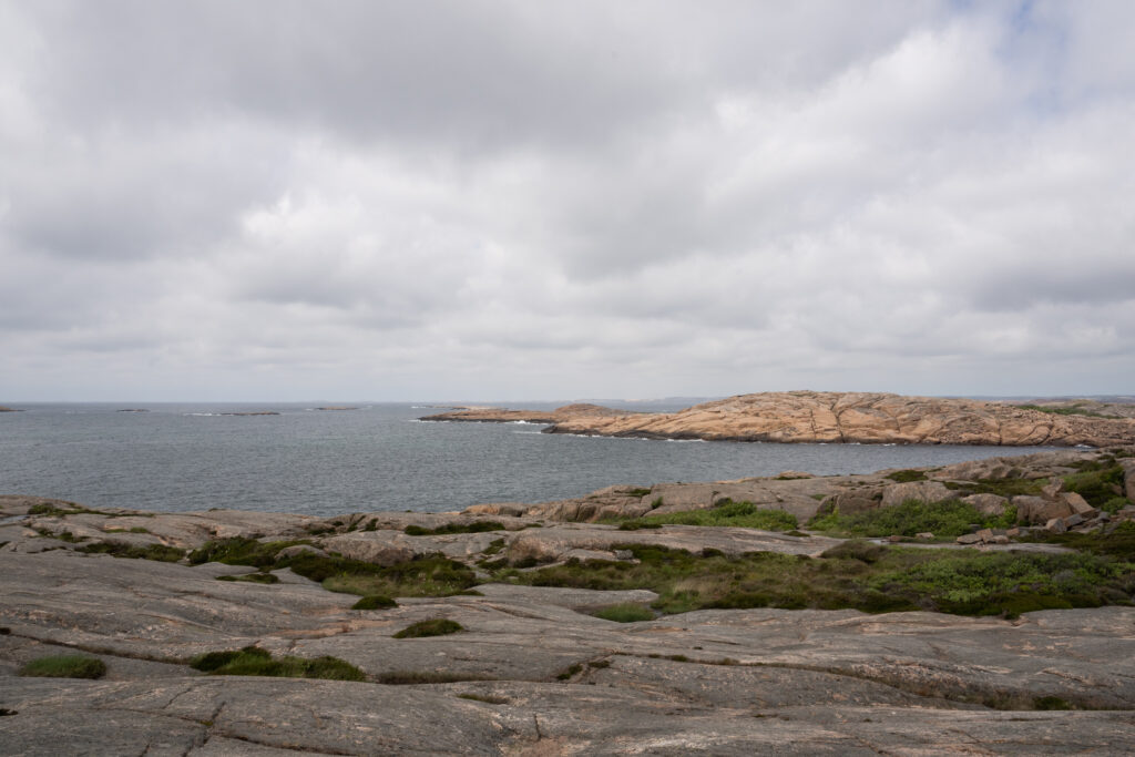 Vy över klippor och hav. Foto.