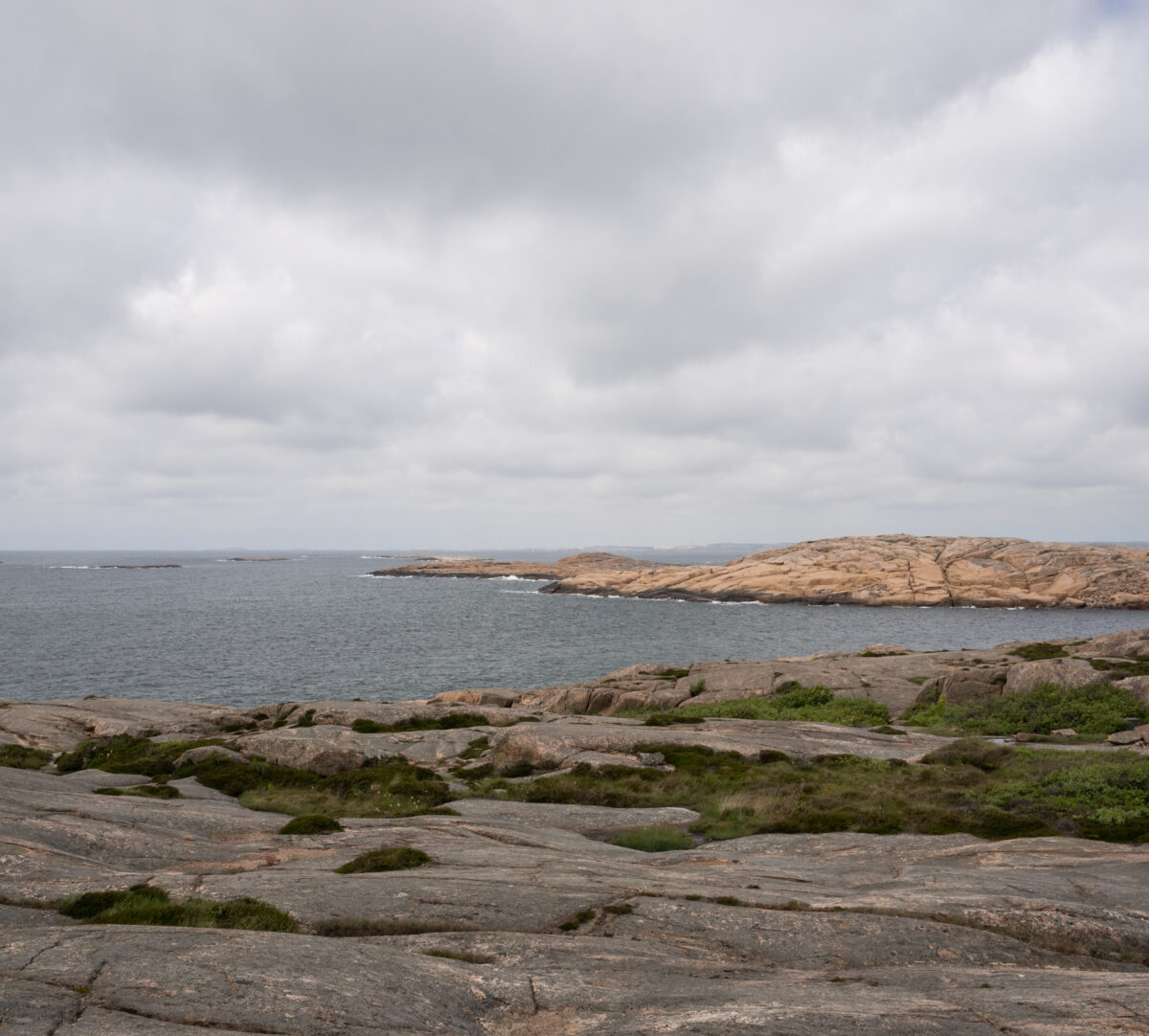 Vy över klippor och hav. Foto.