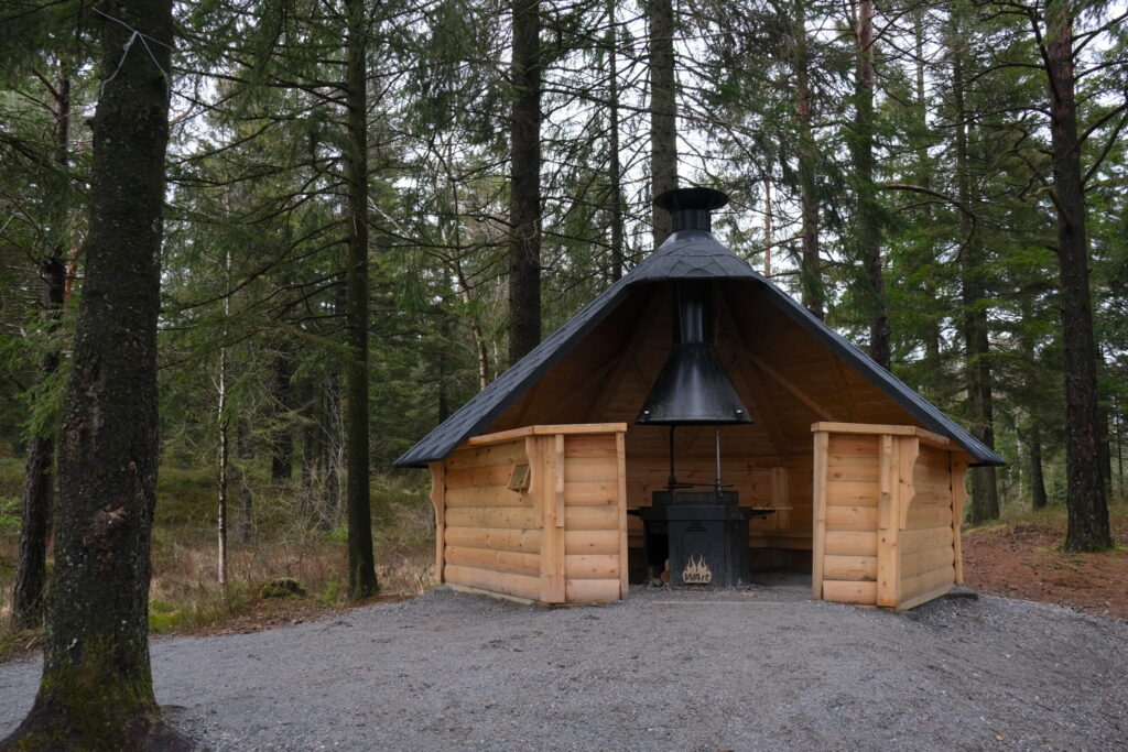 Grillkåta med grus runtomkring. Foto.