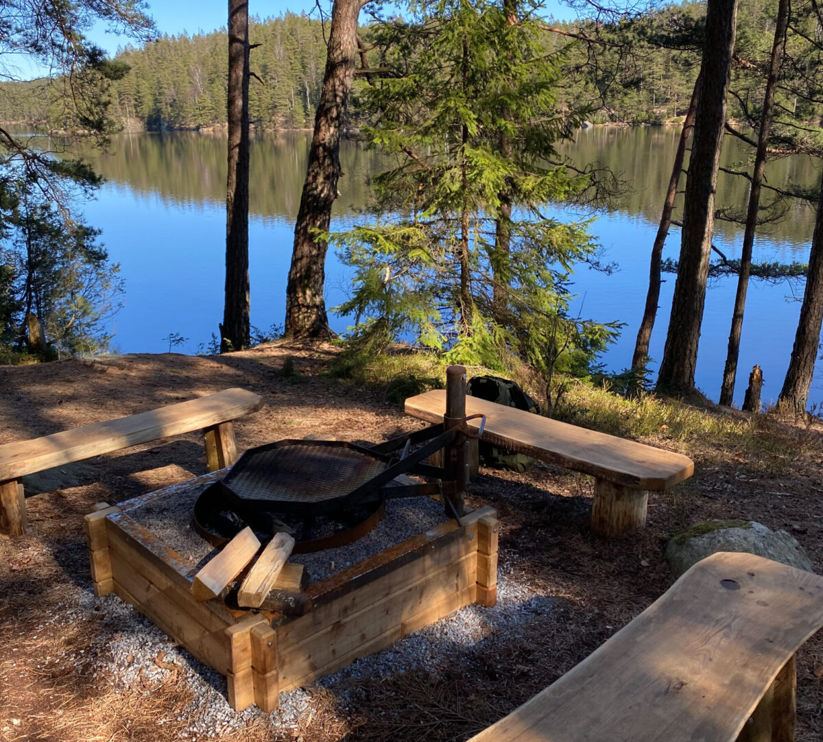Svartedalen grillplats vid sjö. Foto.
