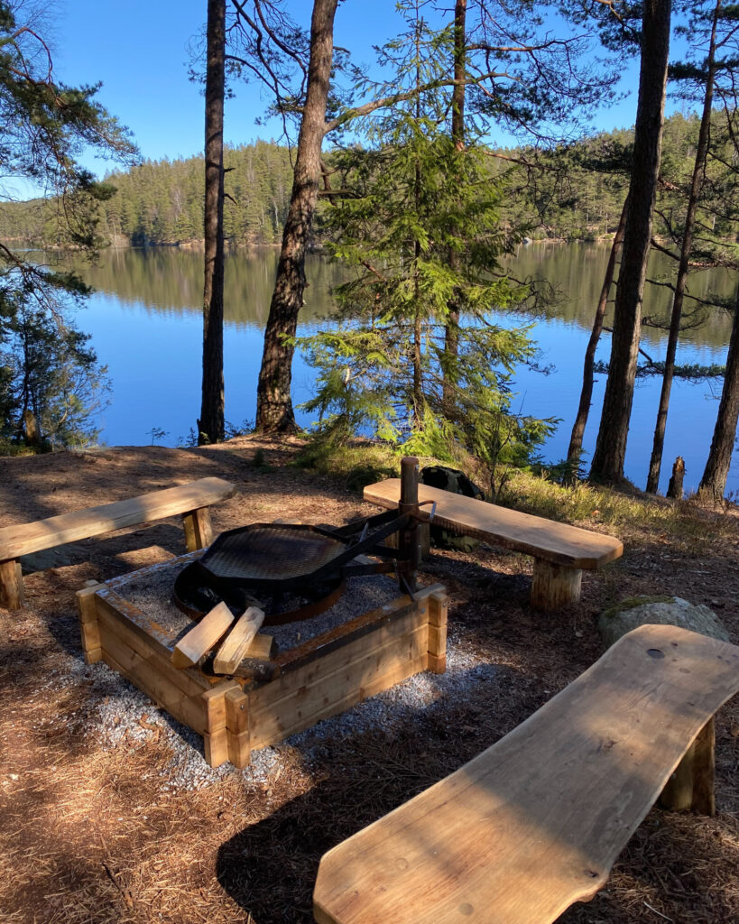 Svartedalen grillplats vid sjö. Foto.