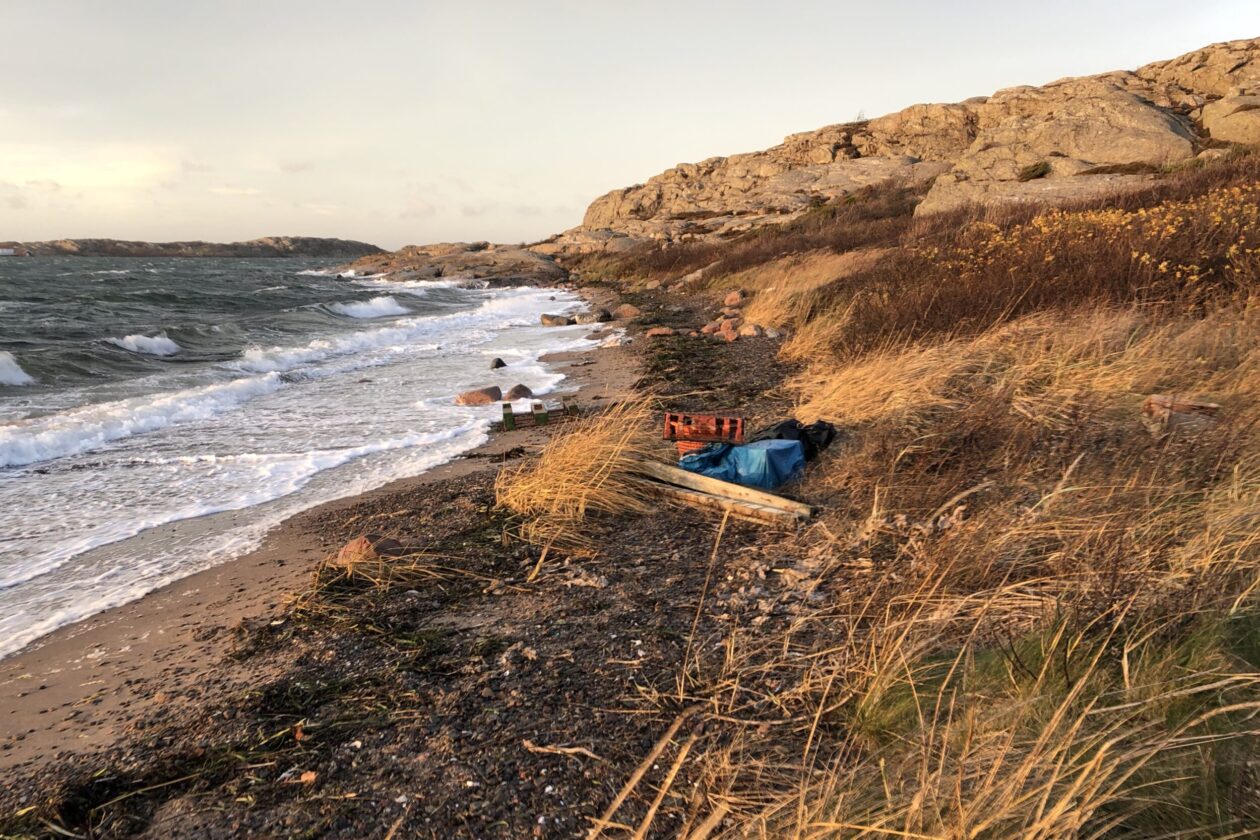 Bild på en strand med behov av städning
