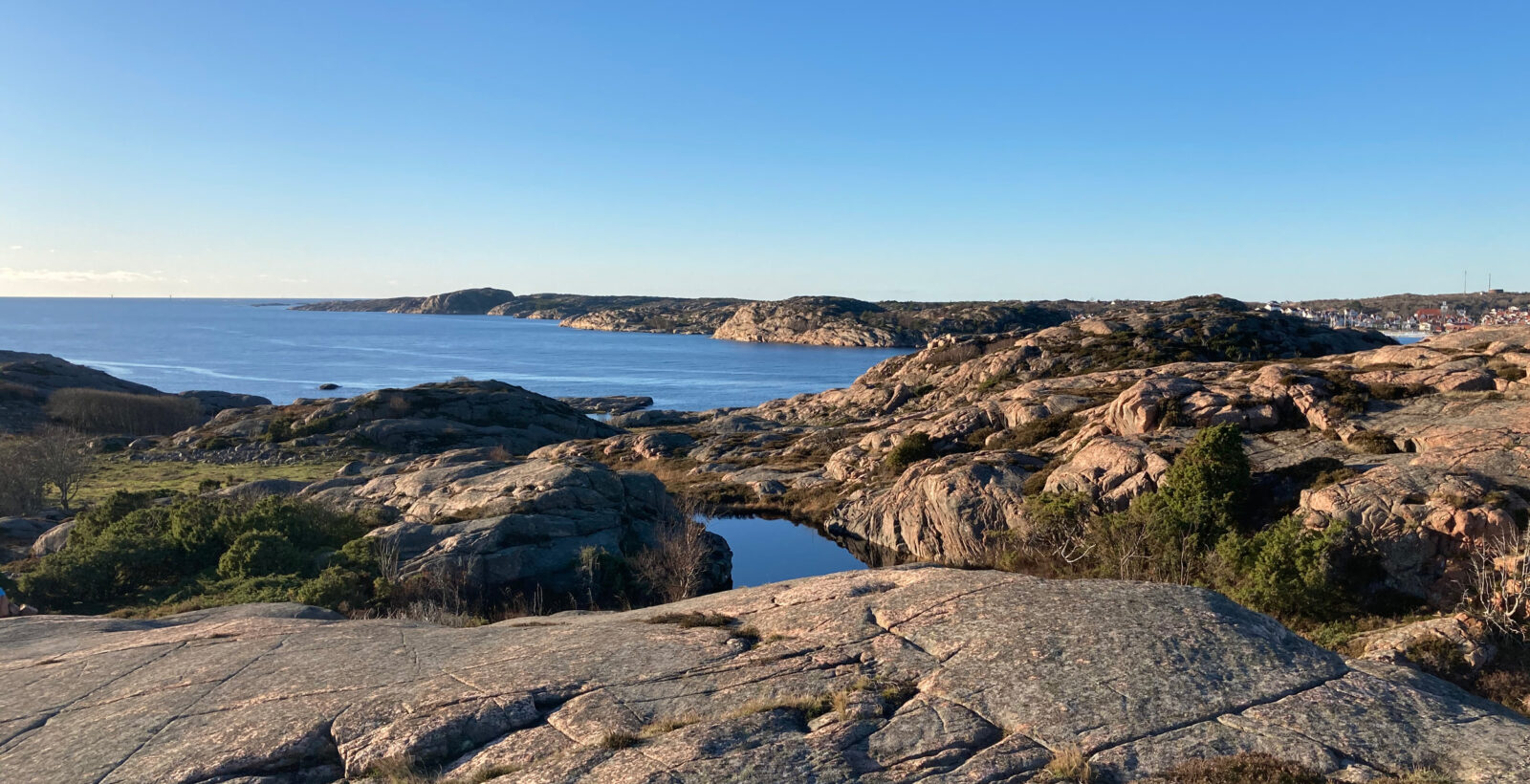 Klippor och hav. Foto.