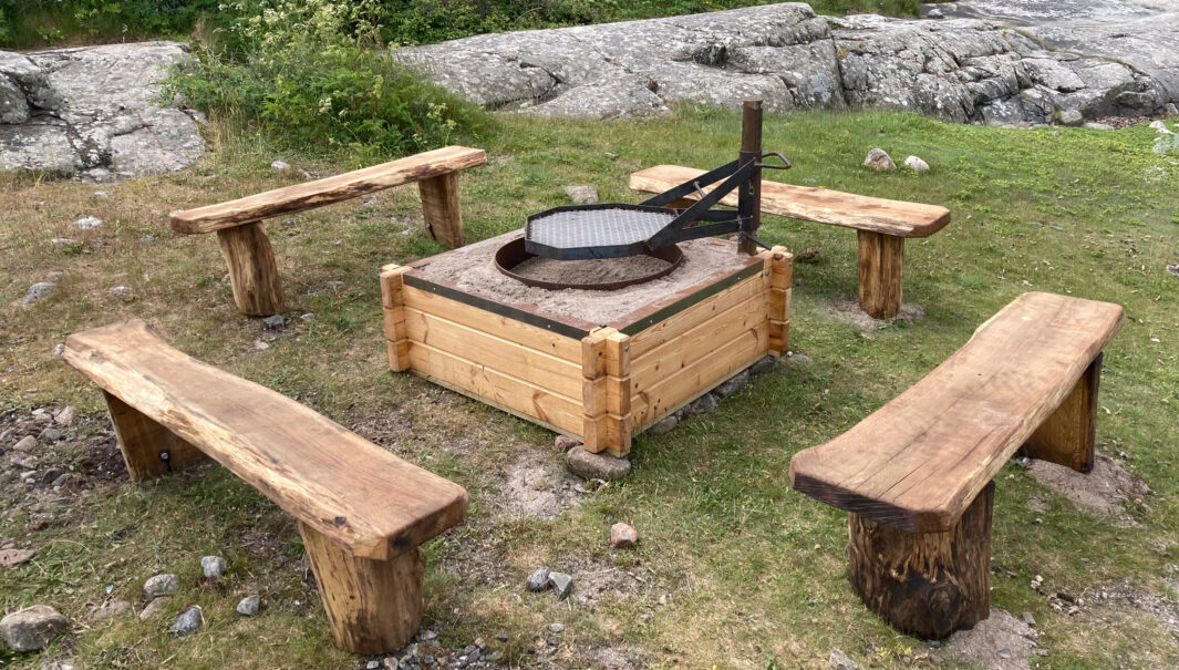 De iordningställda eldstäderna är ofta "timrade" eller...