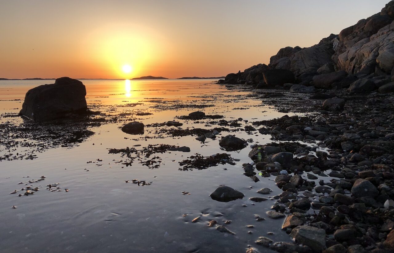 Sol nergång vid havet. fFto.