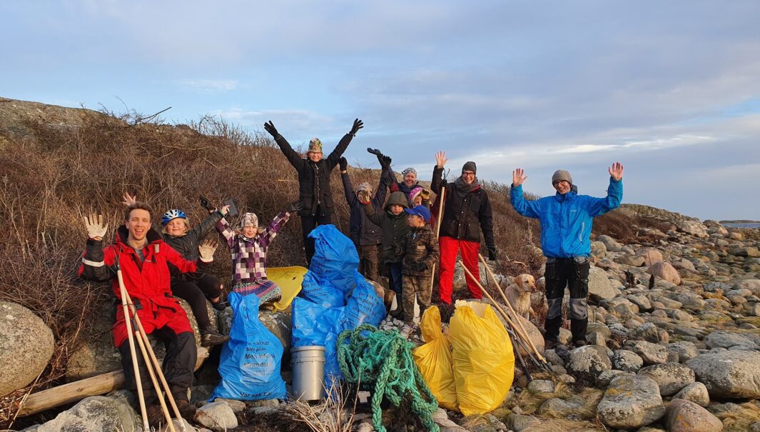 Folk som är klar med strandstädningen