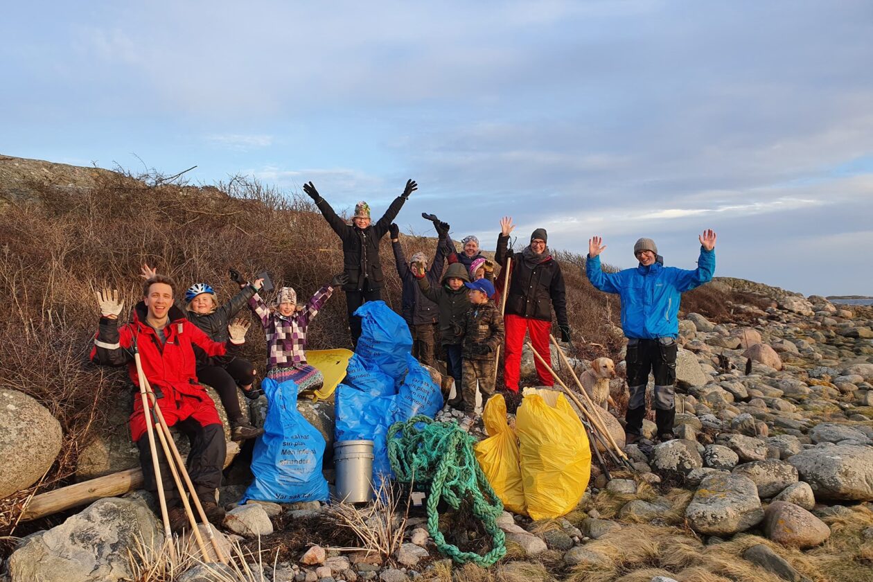 Folk som är klar med strandstädningen