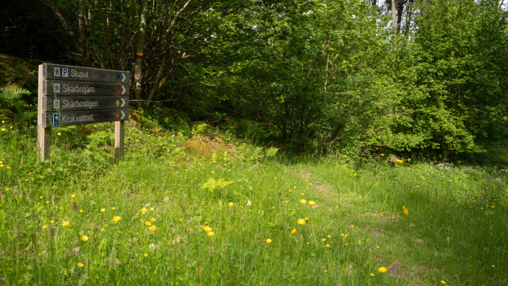 Vägvisre av trä visar vägen in till reservatet. Foto,