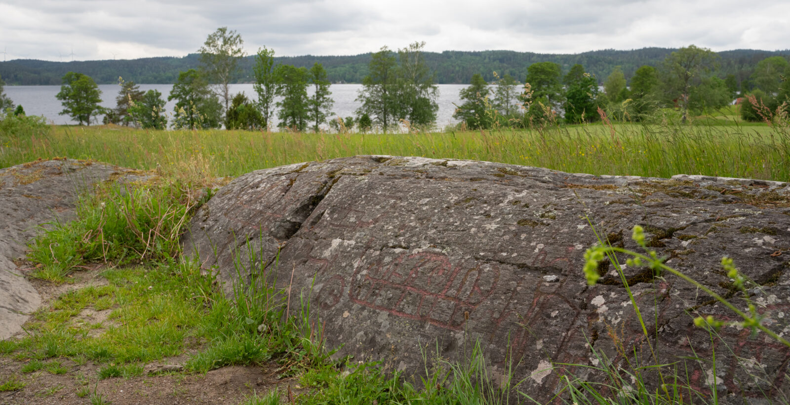 Häll med hällristningar. Foto.