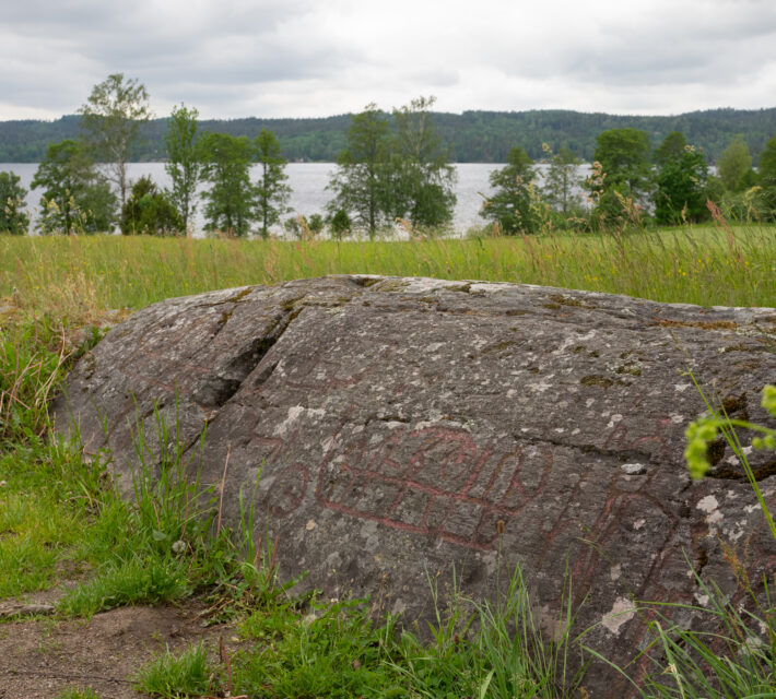 Häll med hällristningar. Foto.