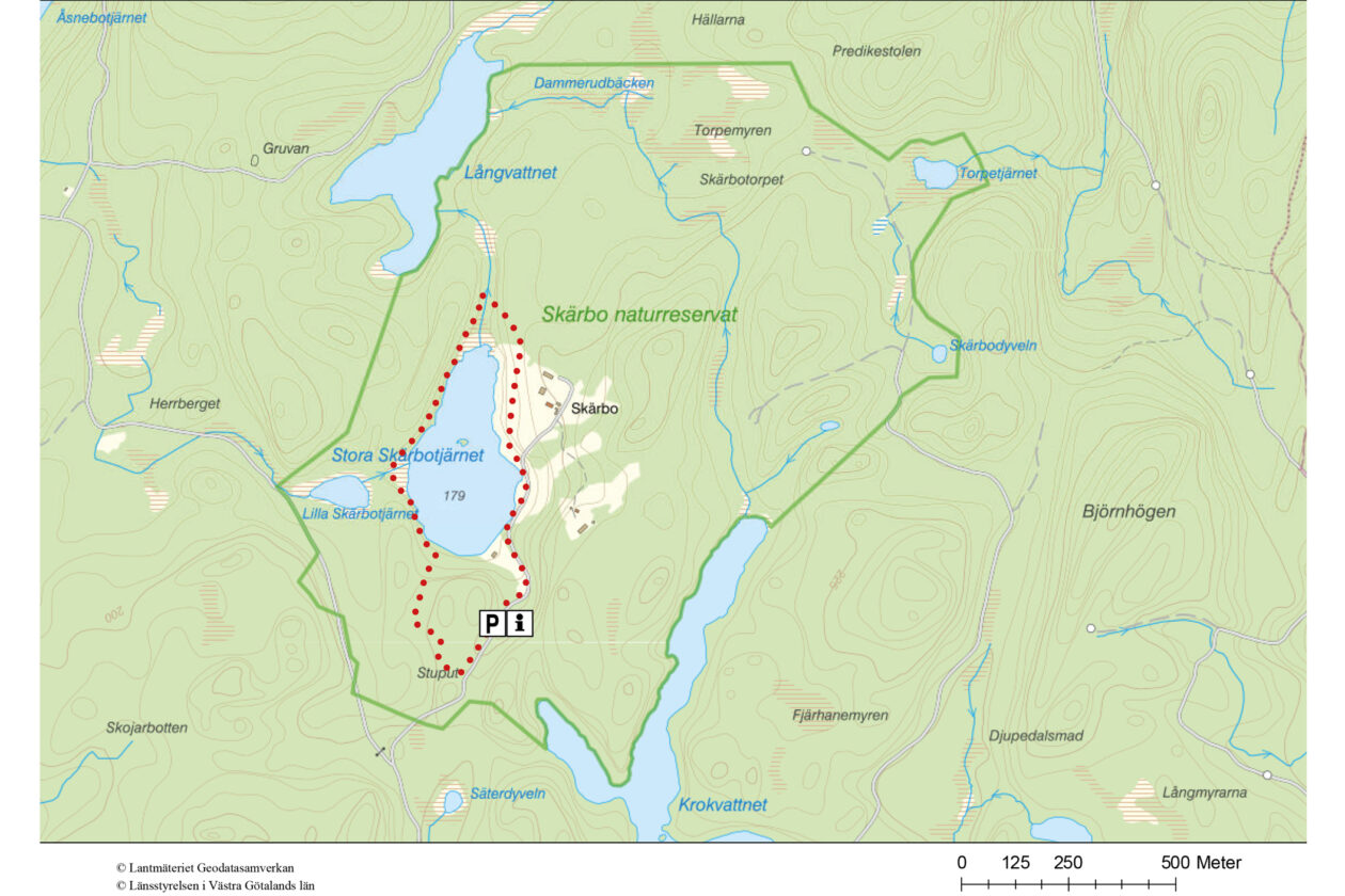 Skärbo  – Vandring i ett skogslandskap med lövsträdsbevuxna ängs- och hagmarker.